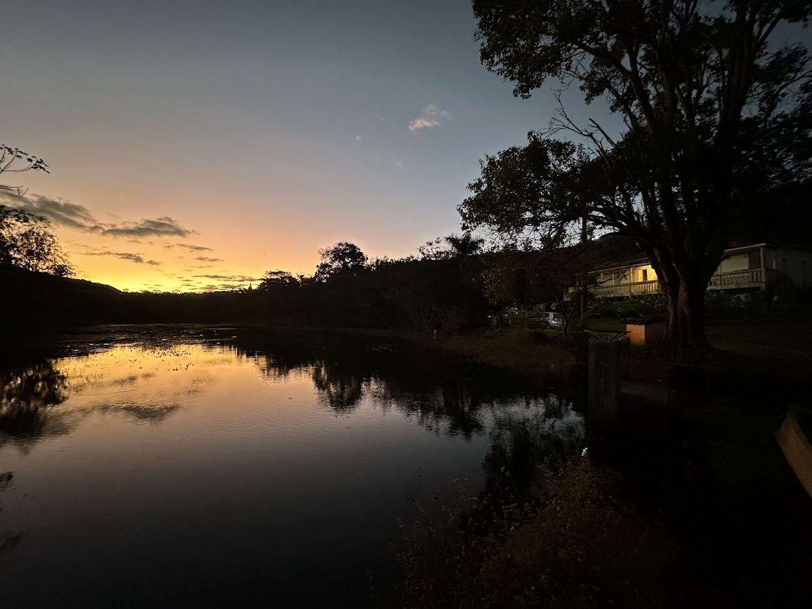 Lagoa da Fazenda da Toca ao pôr do sol, com o casarão ao fundo